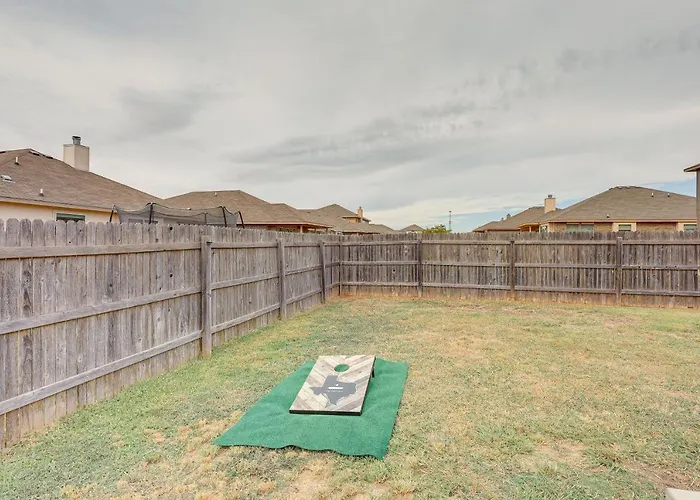 Holiday home 8 Mi To Cavazos! Modern W/ Fire Pit Killeen