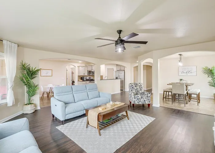 Holiday home 8 Mi To Cavazos! Modern W/ Fire Pit