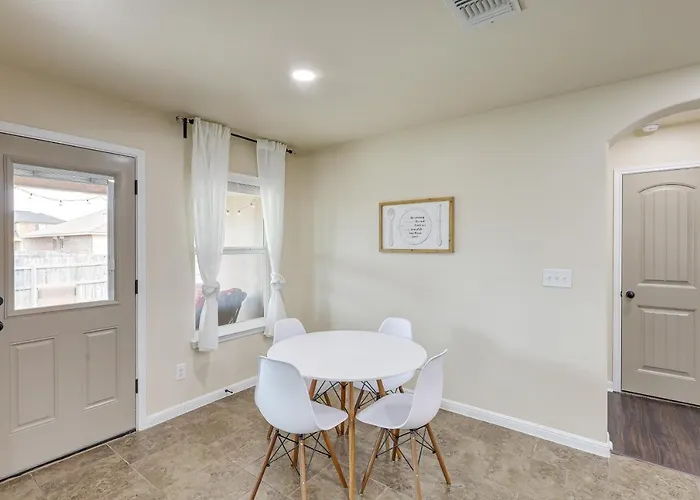 Holiday home 8 Mi To Cavazos! Modern W/ Fire Pit