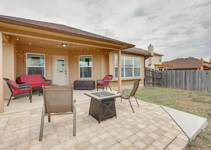 Holiday home 8 Mi To Cavazos! Modern W/ Fire Pit Killeen